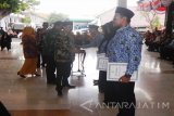 Wakil Bupati Sidoarjo Nur Ahmad Syaifuddin memberikan ucapan selamat saat kegiatan penyerahan petikan surat keputusan pegawai negeri sipil (PNS) di Pendopo Kabupaten Sidoarjo, Selasa (30/8). Pada kesempatan itu, sebanyak 109 orang CPNS menerima petikan SK PNS. Antarajatim/Indra Setiawan/zk/16