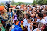 Sejumlah personil Korps Paskhas TNI Angkatan Udara berfoto bersama siswa sekolah dasar usai melakukan atraksi terjun payung saat Gebyar Dirgantara di Pangkalan TNI Angkatan Udara (Lanud) Pattimura, Ambon, Maluku, Rabu (31/8). Selain atraksi terjun payung, Gebyar Dirgantara tersebut juga memamerkan sejumlah alat utama sistem persenjataan (alutsista) TNI Angkatan Udara serta peralatan pendukung lainnya. ANTARAFOTO/izaac mulyawan/wdy/16