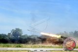 Prajurit Batalyon Roket Marinir Resimen Artileri Marinir melaksanakan uji fungsi RM-70 'Multi Launch Rocket System' (MLRS) Kal.122 MM Vampire disela-sela serah terima pengadaan alat utama sistem persenjataan (alutsista) di Puslatpur Korps Marinir 5 Baluran, Situbondo, Jawa Timur, Selasa (2/8). RM-70 MLRS Kal.122 MM Vampire merupakan produksi dari perusahaan persenjataan asal Ceko, Ecxalibur Army Ltd., varian baru dari RM 70 Grad MLRS Kal.122 MM. ANTARA FOTO/M Risyal Hidayat/wdy/16