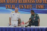 Kepala Staf Koarmatim (Kasarmatim) Laksamana Pertama TNI Mintoro Yulianto (kanan) berbincang dengan Commander of Task Force US Navy Rear Admiral Brian Hurly (kiri) saat pembukaan Cooperation Afloat Readiness And Training (CARAT) 2016 di Puslatkaprang Kolatarmatim, Surabaya, Jawa Timur, Selasa (2/8). Program latihan bersama tersebut merupakan latihan rutin tahunan yang diharapkan meningkatkan Navy Brotherhood antara TNI AL dan US Navy juga sebagai sumbangan besar bagi upaya menjaga perdamaian dunia di laut. Antara Jatim/Didik Suhartono/zk/16