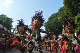 Peserta pawai melintas di depan penonton saat mengikuti Pawai Budaya di Kota Madiun, Jawa Timur, Rabu (31/8). Pawai budaya untuk memeriahkan Hari Ulang Tahun (HUT) ke-71 proklamasi kemerdekaan Republik Indonesia tersebut diikuti ribuan peserta dari Madiun dan luar daerah di Jawa Timur. Antara Jatim/Foto/Siswowidodo/zk/16