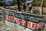 Sejumlah aparat gabungan membongkar sisa-sisa pondok pada penertiban lokasi pertambangan emas di Dusun Dongi-Dongi, Desa Sedoa, Lore Utara, Kabupaten Poso, Sulawesi Tengah, Kamis (1/9). Penertiban untuk yang kedua kalinya dilaksanakan itu melibatkan sedikitnya 1.111 personel gabungan dari Polri, TNI, Polhut, dan Satpol PP yang dilakukan karena tambang tersebut berada di kawasan konservasi Taman Nasional Lore Lindu dan dipastikan merusak lingkungan. ANTARA FOTO/Basri Marzuki/wdy/16.