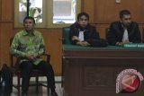 Mantan Gubernur Sumut yang menjadi terdakwa kasus korupsi Gatot Pujo Nugroho (kiri) bersama penasihat hukumnya berada di ruang sidang Pengadilan Negeri Tipikor Medan, Sumatera Utara, Kamis (1/9). Sidang dalam kasus dugaan dana hibah serta bantuan sosial (bansos) Pemerintah Sumatera Utara tahun 2013 dengan agenda pemeriksaan saksi tersebut ditunda karena terdakwa sakit. ANTARA SUMUT/Septianda Perdana/16