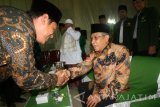 Ketua Umum Pengurus Besar Nahdlatul Ulama (Ketum PB NU) Said Aqil Siradj (ke tiga kanan) berbincang dengan Walikota Kediri Abdulah Abu Bakar (kiri) saat menghadiri sosialisasi nota kesepahaman antara NU dengan Polri terkait penolakan radikalisme dan pemeliharaan keamanan di Kota Kediri, Jawa Timur, Jumat (1/9) malam. Kegiatan usai pelantikan pengurus cabang Partai Kebangkitan Bangsa (PKB) tersebut dihadiri oleh sejumlah tokoh lintas agama, tokoh masyarakat, dan ratusan kader PKB. Antara Jatim/Prasetia Fauzani/zk/16