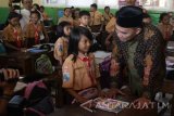 Mendikbud, Muhadjir Effendy (kanan) menanyai seorang siswa saat memantau penyaluran Kartu Indonesia Pintar (KIP) di SDN 1 Mangliawan 1, Malang, Jawa Timur, Jumat (2/9). Kemendikbud mencatat penyaluran dana Kartu Indonesia Pintar (KIP) hanya mencapai 50 persen sehingga penyalurannya akan dihentikan jika hingga akhir bulan September tetap tidak maksimal. Antara Jatim/Ari Bowo Sucipto/zk/16.