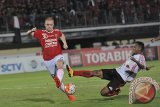 Pesepak bola Bali United, Ahn Byungkeon (kanan) berebut bola dengan pesepak bola Persipura Boaz Salossa (kiri) dalam Pertandingan Torabika Soccer Championship di Stadion I Wayan Dipta, Gianyar, Bali, Sabtu (3/9). Persipura menang atas Bali United dengan skor 1-0. ANTARA FOTO/Nyoman Budhiana/i018/2016.