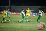 Pesepakbola Barito Putera Paolo Sitanggang menggiring bola diantara dua pemain Mitra Kukar saat keuda tim bertanding dalam lanjutan kompetisi ISC 2016 di Stadion 17 Mei Banjarmasin, Sabtu (3/9). Barito Putera kalah 0-1 atas tamunya Mitra Kukar melalui gol Anindito Wahyu. Antaranews Kalsel/Herry Murdy Hermawan