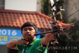 Atlet panahan Provinsi Jawa Timur, Riau Ega Agatha melakukan demo memanah di depan Mahasiswa baru Universitas Narotama,Surabaya(3/9). Riau Ega adalah salah satu Atlet yang dikirim Indonesia ke gelaran Olimpiade Rio 2016. Antara Jatim/Andreas/zk/16