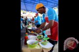 Sejumlah pimpinan satuan kerja perangkat daerah di jajaran Pemkot Ambon mengikuti lomba masak di Balai Kota Ambon, Maluku, Jumat (2/9). Lomba itu digelar dalam rangka menyambut HUT ke-441 Kota Ambon yang akan diperingati pada 7 September 2016. ANTARA FOTO/Izaac Mulyawan/kye/16.