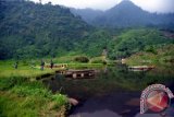 Wisatawan menikmati keindahan alam danau Rawa Gede Desa Sirnajaya, Jonggol, Kabupaten Bogor, Jawa Barat, Sabtu (3/9). Keindahan danau Rawa Gede dengan perpaduan panorama air dan pegunungan menjadi salah satu tujuan wisata baru di kawasan Jonggol Bogor, tetapi belum diimbangi dengan infrastruktur jalan yang layak untuk menuju ke danau tersebut. (ANTARAFOTO/Yulius Satria Wijaya)