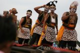 Sejumlah peserta berkostum tokoh pewayangan berjalan di atas panggung sepanjang 100 meter saat mengikuti lomba karnaval kostum bertema 'Tradisional' di Desa Wates, Kabupaten Kediri, Jawa Timur, Minggu (4/9). Lomba yang diikuti oleh pelajar, instansi pemerintah, swasta, dan umum tersebut menggunakan kain batik sebagai salah satu bahan yang wajib ditampilkan. Antara jatim/Prasetia Fauzani/zki/16