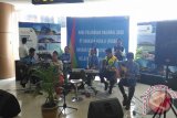 Sejumlah karyawan di lingkungan Bandara Supadio Pontianak, Minggu, bermain musik. GM Angkasa Pura II Bandara Supadio Pontianak Bayuh Iswantoro mengatakan, ini merupakan bentuk pelayanan kepada pelanggan terkait Hari Pelanggan Nasional 2016. (Teguh Imam Wibowo)