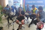 Entertainer Ipunk ikut bernyanyi di panggung yang disediakan Angkasa Pura II Bandara Supadio Pontianak, Minggu. Panggung ini bentuk pelayanan dari pihak bandara kepada pengguna Bandara Supadio Pontianak terkait Hari Pelanggan Nasional 2016. (Teguh Imam Wibowo)