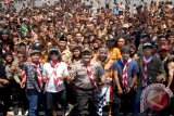 Wakil Gubernur Jawa Timur Saifullah Yusuf (tengah) bersama grup musik Slank berfoto bersama dengan sejumlah anggota Praja Muda Karana (Pramuka) saat peringatan Hari Pramuka ke-55 di Dermaga Ujung, Koarmatim, Surabaya, Jawa Timur, Minggu (4/9). Dalam kesempatan tersebut Slank melantunkan tiga lagu andalan mereka untuk menghibur 5.000 anggota Pramuka dari 38 Kota/Kabupaten se-Jawa Timur. ANTARA FOTO/M Risyal Hidayat/wdy/16