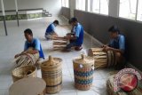 Sejumlah warga binaan di Lembaga Permasyarakatan Maburai Kecamatan Murung Pudak, Kabupaten Tabalong membuat kerajinan anyaman bambu seperti keranjang. Hasil kerajinan tangan warga binaan ini bahkan ikut dipamerkan hingga ke tingkat nasional.Foto Antaranews/Herlina Lasmianti