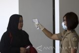 Petugas Kantor Kesehatan Pelabuhan kelas 1 Surabaya wilayah kerja bandara Juanda melakukan pemantauan suhu tubuh penumpang pesawat termoscanner di terminal 2 Kedatangan Bandara Juanda Surabaya di Sidoarjo, Jawa Timur, Senin (5/9). Pemeriksaan tersebut untuk mengantisipasi masuknya virus Zika ke wilayah Indonesia. Antara Jatim/Umarul Faruq/zk/16