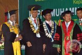 Wakil Presiden, Jusuf Kalla (kanan), didampingi Rektor Universitas Andalas (Unand), Tafdil Husni (dua kiri), Ketua Senat Akademik Unand, Ardinis Arbain (kiri) dan Ketua Majelis Guru Besar Unand, Darwin Amir (dua kanan), usai menerima gelar doktor kehormatan di kampus tersebut di Limau Manis, Padang, Sumatera Barat, Senin (5/9). Wakil Presiden Jusuf Kalla menerima gelar 'Doctor Honoris Causa' dalam bidang hukum pemerintahan daerah karena dinilai berperan dalam pembentukan Ketetapan MPR tentang penyelenggaraan otonomi daerah serta berhasil menjadi Wakil Presiden dengan Presiden yang berbeda. ANTARA FOTO/Iggoy el Fitra/wdy/16