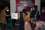 Ketua Panitia , Didik Ardiansyah (kiri) menyerahkan kotak amal kepada salah seorang perwakilan orangtua asuh anak penderita kanker pada malam kegiatan penggalangan dana  di Sekretaris Bersama (Sekber) Jurnalis di Banda Aceh, Sabtu (3/9) malam. Penggalanan dana yang juga dihadiri para tamu undangan dari  Kodam Iskandar Muda dan Polresta Banda Aceh tersebut,  merupakan wujud kepedulian para jurnalis dari berbagai media untuk membantu penderita kanker dan anak yatim.ANTARA Aceh/Ampelsa/16