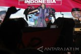 Vokalis grup band SLANK Kaka menghibur masyarakat Jawa Timur saat konser SLANK di Surabaya, Jawa Timur, Minggu (4/9). Konser dengan menghadirkan grub band SLANK tersebut untuk merayakan HUT ke-55 Pramuka. Antara Jatim/Didik Suhartono/zk/16