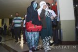 Sejumlah calon jamaah haji korban penipuan melalui jalur Filipina tiba di Bandara Internasional Juanda Surabaya di Sidoarjo, Jawa Timur, Minggu (4/9) malam. Sebanyak 168 warga negera Indonesia korban penipuan menggunakan paspor Filipina untuk naik haji dipulangkan ke Indonesia, diantara 12 orang berasal dari Jawa Timur dan sembilan lainnya masih berada di Filipina untuk menjalani proses hukum sebagai saksi korban. ANTARA FOTO/Umarul Faruq/16