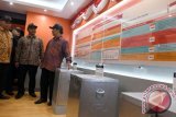 Ketua KPU Juri Ardiantoro (tengah) berbincang dengan Ketua KPK Agus Rahardjo (kiri) dan Ketua DKPP Jimly Asshidiqie (kanan) saat mengunjungi Rumah Pintar Pemilu di Kantor KPU, Jakarta, Senin (5/9). Rumah Pintar Pemilu merupakan layanan dan ruang edukasi kepada masyarakat tentang apa dan bagaimana proses pemilu dan demokrasi di Indonesia. ANTARA FOTO/M Agung Rajasa/wdy/16