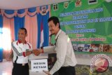 Manager CSR PT Adaro Indonesia, Ideham Kurniawan menyerahkan bantuan peralatan pelatihan pertukangan kayu kepada Kepala Lapas Maburai Kabupaten Tabalong, Teguh Suroso di Tanjung, Selasa (6/9). Pelatihan Pertukangan Kayu bagi warga binaan di Lapas Maburai ini dilaksanakan selama 15 hari.Foto Antaranews.Kalsel/Herlina Lasmianti