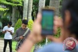 Para penggemar game berburu "Pokemon Go" di layar androidnya saat berada di Kawasan Lapangan Merdeka Medan, Sumatera Utara, Jumat (2/9). Meski belum resmi diluncurkan di Indonesia, permainan "Pokemon Go" yang lagi mendunia di android itu kini mewabah di Kota Medan yang dimainkan oleh semua kalangan. ANTARA SUMUT/Septianda Perdana/16