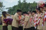 Gubernur Lampung M Ridho Ficardo ketika pemberikan penghargaan kepada Pembina, Kwarcab, Kwarda Gerakan Pramuka Se-Provinsi Lampung pada peringatan Hari Pramuka Ke-55 Provinsi Lampung 2016, di Kabupaten Tulang Bawang Barat. (ANTARA FOTO/Humas Pemprov 
Lampung/Dok).