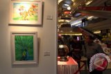 Sejumlah pengunjung menyaksikan seni instalasi karya Kerstin Schulz asal Jerman saat pameran seni "Kreatifitas Tanpa Batas" di Medan, Sumatera Utara, Senin (5/9). Pameran seni instalasi yang menggunakan medium pensil tersebut didukung oleh Faber-Castell dan digelar hingga 11 September 2016. ANTARA SUMUT/Septianda Perdana/16