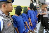 Wakapolres Blitar Kota Kompol Teguh Priyo ((Kanan) mengintrogasi para tersangka kasus pelecahan seksual terhadap anak dibawah umur saat rilis di Mapolres Blitar Kota, Jawa Timur, Selasa (6/9). Badan Pemberdayaan Perempuan dan Anak-anak menyatakan, jumlah kasus pelecehan seksual terhadap anak terus meningkat yakni sekitar 300 lebih kasus dengan Aceh menjadi kota terbesar dengan 147 kasus, Jawa Timur di posisi kedua dengan 116 kasus, dan Jawa Barat di posisi ketiga dengan 17 kasus dilaporkan ke polisi tiap bulannya. Antara Jatim/Irfan Anshori/zk/16