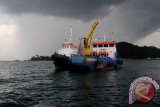 PT Timah (Persero) Tbk menebar puluhan fish shelter atau tempat perlindungan ikan di perairan Teluk Limau Kabupaten Bangka Barat, Kepulauan Bangka Belitung, Selasa (6/9) untuk merehabilitasi dan melestarikan lingkungan laut di daerah itu,  (Foto Antara/ Aprionis)