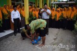 Siswa belajar cara penyembelihan kambing saat pelatihan tata cara penyembelihan hewan kurban di MAN Desa Kepuhdoko,Jombang, Jawa Timur, Rabu (7/9). Pelatihan yang diikuti siswa sekolah setempat itu, bertujuan untuk meningkatkan pengetahuan dan pemahaman tata cara penyembelihan hewan kurban yang benar sesuai dengan syariat Islam. Antara Jatim/Syaiful Arif/zk/16