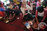 Sejumlah peserta mengikuti lomba menggiling cabe, pada rangkaian kegiatan Festival Siti Nurbaya di Pantai Muaro Lasak, Padang, Kamis (8/9). Lomba itu digelar untuk kembali melestarikan dan menunjukkan tradisi 'Manggiliang Lado' secara tradisional kepada masyarakat dan wisatawan. ANTARA FOTO/Iggoy el Fitra/wdy/16.