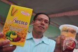 Pelaku usaha Herwan menunjukkan produk beras jagung dalam kemasan olahannya dan yang sudah diolah menjadi nasi pada pameran pangan di halaman kantor Badan Ketahan Pangan Provinsi Sumatera Selatan, Palembang, Kamis (8/9). Produk beras jagung sebagai produk alternatif pangan banyak diminati sebagai pengganti nasi khususnya bagi penderita diabetes dan tahan lama hingga 1,4 tahun. ANTARA FOTO/Feny Selly/wdy/16.