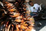 Perajin menyelesaikan pembuatan Sulak dari limbah bulu ayam di kampung Sulak kelurahan Blabak, Kota Kediri, Jawa Timur, Kamis (8/9). Cuaca yang tidak menentu mengakibatkan proses pengeringan bahan baku menjadi terhambat sehingga jumlah produksi menurun dari normalnya 10 kodi menjadi 8 kodi per minggu. Antara jatim/Prasetia Fauzani/zk/16