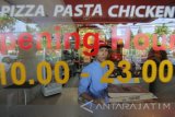 Karyawan Pizza Hut Delivery melakukan aktifitas kerja saat petugas dari Balai Pengawas Obat dan Makanan (BPOM) serta Dinas Kesehatan Kota Surabaya usai melakukan inspeksi  mendadak (Sidak) di Pizza Hut Delivery Jalan Dharmahusada, Surabaya, Jawa Timur, Rabu (7/9). Sidak yang tidak memperkenankan awak media meliput tersebut untuk memeriksa terhadap kemungkinan adanya bahan baku kedaluarsa dalam pembuatan pizza di tempat tersebut. Antara Jatim/Didik Suhartono/zk/16