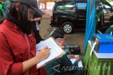 Petugas mencatat hasil uji emisi kendaraan di Tulungagung, Jawa Timur, Rabu (7/9). Uji emisi kendaraan dilakukan secara acak pada 100 unit mobil dan angkutan umum berbahan premium maupun solar itu digelar untuk mengetahui kadar emisi gas buang kendaraan yang bisa memicu polusi udara di wilayah perkotaan Jatim. Antara Jatim/Destyan Sujarwoko/zk/16