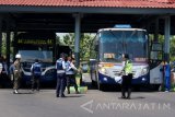 Petugas UPT Dinas Perhubungan dan Lalu Lintas Angkutan Jalan (LLAJ) Jatim di Mojokerto, saat menggelar razia bus sekaligus uji kelaikan menjelang libur Hari Raya Iduladha di Terminal Kepuhsari Jombang, Jawa Timur, Kamis (8/9). Dalam razia gabungan armada bus yang digelar UPT Dishub dan LLAJ Jatim, Polisi dan Denpom V/2 Brawijaya itu menemukan sepuluh pegemudi bus yang menggunakan Surat Ijin Mengemudi (SIM) B1 dan SIM A yang seharusnya menggunakan SIM B2. Razia itu untuk memastikan kelayakan kendaraan serta mencegah terjadinya kecelakaan akibat kendaraan yang tak laik jalan. Antara jatim/Syaiful Arif/zk/16