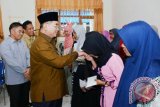 Bupati Hulu Sungai Selatan (HSS) H Achmad Fikry menyerahkan bantuan beasiswa untuk 13 orang siswa siswi kurang mampu SMA, MA dan SMK sederajat yang berprestasi serta melanjutkan kuliah di perguruan tinggi di Aula SMAN 2 Kandangan, Selasa (6/8). Foto:Antaranews Kalsel/Fatturahman/G.