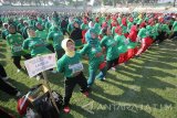 Peserta mengikuti senam bersama saat Festival Bugar Lansia 2016 di Stadion Gelora Sepuluh Nopember, Surabaya, Jawa Timur, Kamis (8/9). Kegiatan tersebut diselenggarakan dalam rangka memperingati Hari Olahraga Nasional (Haornas) sekaligus pemecahan rekor Museum Rekor Indonesia (MURI) Lomba Senam dengan melibatkan 3000 lansia. Antara Jatim/Moch Asim/zk/16