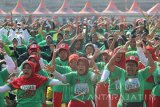 Peserta mengikuti senam bersama saat Festival Bugar Lansia 2016 di Stadion Gelora Sepuluh Nopember, Surabaya, Jawa Timur, Kamis (8/9). Kegiatan tersebut diselenggarakan dalam rangka memperingati Hari Olahraga Nasional (Haornas) sekaligus pemecahan rekor Museum Rekor Indonesia (MURI) Lomba Senam dengan melibatkan 3000 lansia. Antara Jatim/Moch Asim/zk/16