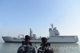 Dua orang prajurit TNI AL mengamati Kapal Perang Republik Indonesia (KRI) Tarakan-905 ketika akan sandar di Dermaga Madura Ujung, Koarmatim, Surabaya, Jawa Timur, Kamis (8/9). KRI Tarakan-905 produksi PT Dok dan Perkapalan Kodja Bahari (persero) merupakan jenis bantu cair minyak (BCM) tersebut akan memperkuat jajaran Satuan Kapal Bantu (Satban) Koarmatim. Antara Jatim/M Risyal Hidayat/zk/16