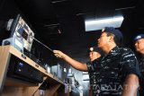 Pangarmatim Laksamana Muda TNI Darwanto (kedua kanan) mengamati kamera CCTV dari Kapal Perang Republik Indonesia (KRI) Tarakan-905 di anjungan kapal ketika tiba di Dermaga Madura Ujung, Koarmatim, Surabaya, Jawa Timur, Kamis (8/9). KRI Tarakan-905 produksi PT Dok dan Perkapalan Kodja Bahari (persero) merupakan jenis bantu cair minyak (BCM) tersebut akan memperkuat jajaran Satuan Kapal Bantu (Satban) Koarmatim. Antara Jatim/M Risyal Hidayat/zk/16