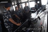 Pangarmatim Laksamana Muda TNI Darwanto (kedua kiri) berada di anjungan Kapal Perang Republik Indonesia (KRI) Tarakan-905 ketika tiba di Dermaga Madura Ujung, Koarmatim, Surabaya, Jawa Timur, Kamis (8/9). KRI Tarakan-905 produksi PT Dok dan Perkapalan Kodja Bahari (persero) merupakan jenis bantu cair minyak (BCM) tersebut akan memperkuat jajaran Satuan Kapal Bantu (Satban) Koarmatim. Antara Jatim/M Risyal Hidayat/zk/16