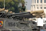 Seorang prajurit Marinir berada diatas tank amphibi BMP 3F ketika mempersiapkan material tempur Korps Marinir yang akan dilibatkan dalam latihan Armada Jaya XXXIV/2016 di Dermaga Madura Ujung Koarmatim, Surabaya, Jawa Timur, Kamis (8/9). Latihan Armada Jaya XXXIV/2016 kali ini mengusung tema, 'TNI Angkatan Laut Melaksanakan Operasi Pertahanan Pantai, Operasi Laut Gabungan, Operasi Amfibi dan Operasi Pendaratan Administrasi di Wilayah Timur Indonesia dalam rangka Mempertahankan Kedaulatan Negara Kesatuan Republik Indonesia.' Antara Jatim/M Risyal Hidayat/zk/16