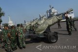 Seorang prajurit Marinir berada diatas tank amphibi BMP 3F ketika mempersiapkan material tempur Korps Marinir yang akan dilibatkan dalam latihan Armada Jaya XXXIV/2016 di Dermaga Madura Ujung Koarmatim, Surabaya, Jawa Timur, Kamis (8/9). Latihan Armada Jaya XXXIV/2016 kali ini mengusung tema, 'TNI Angkatan Laut Melaksanakan Operasi Pertahanan Pantai, Operasi Laut Gabungan, Operasi Amfibi dan Operasi Pendaratan Administrasi di Wilayah Timur Indonesia dalam rangka Mempertahankan Kedaulatan Negara Kesatuan Republik Indonesia.' Antara Jatim/M Risyal Hidayat/zk/16