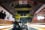 Petugas memasukkan data kendaraan saat proses uji kir di UPTD Pengujian Kendaraan Bermotor (PKB) Tandes, Surabaya, Jawa Timur, Kamis (8/9). Dinas Perhubungan Kota Surabaya terus berupaya memberikan kemudahan dan pelayanan dalam proses pengujian kendaraan dengan membuat inovasi uji kir menggunakan sistem digital dan berbasis teknologi informasi yang dapat diakses secara langsung melalui aplikasi e-dishub. Antara jatim/Moch Asim/zk/16