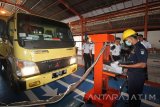 Petugas memeriksa lampu kendaraan menggunakan Headlight Tester saat proses uji kir di UPTD Pengujian Kendaraan Bermotor (PKB) Tandes, Surabaya, Jawa Timur, Kamis (8/9). Dinas Perhubungan Kota Surabaya terus berupaya memberikan kemudahan dan pelayanan dalam proses pengujian kendaraan dengan membuat inovasi uji kir menggunakan sistem digital dan berbasis teknologi informasi yang dapat diakses secara langsung melalui aplikasi e-dishub. Antara jatim/Moch Asim/zk/16