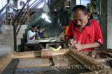 Bojonegoro - Sejumlah pekerja mengukir kayu jati untuk mebel di industri kerajinan mebel di Desa Sukorejo, Kecamatan Kota, Kabupaten Bojonegoro, Jawa Timur, Jumat (9/9). Perajin mebel dalam lima tahun terakhir semakin kesulitan memperoleh bahan kayu jati kualitas A karena semakin langka, tapi bahan kayu jati kualitas B dan C masih mudah diperoleh. Antara Jatim/Slamet Agus Sudarmojo.
