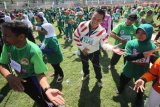 Menteri Pemuda dan Olahraga Imam Nahrawi (tengah) mengikuti senam bersama para peserta saat Festival Bugar Lansia 2016 di Stadion Gelora Sepuluh Nopember, Surabaya, Jawa Timur, Kamis (8/9). Kegiatan tersebut diselenggarakan dalam rangka memperingati Hari Olahraga Nasional (Haornas) sekaligus pemecahan rekor Museum Rekor Indonesia (MURI) Lomba Senam dengan melibatkan 3.000 lansia. (Foto Antara / Moch Asim)